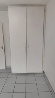 Looking for a single lady/guy to share with or 2 students to share the available room.