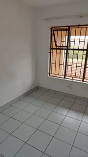 Looking for a single lady/guy to share with or 2 students to share the available room.