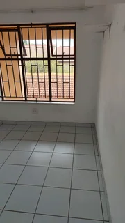 Looking for a single lady/guy to share with or 2 students to share the available room.