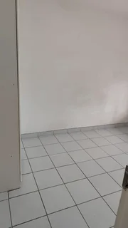 Looking for a single lady/guy to share with or 2 students to share the available room.