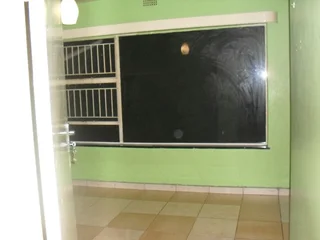 A big room with own bathroom to let at Windsor East, Randburg near Cresta Mall with prepay meters