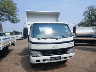Toyota dyna 3cube tipper truck in a great condition for sale