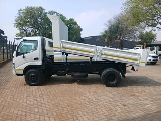 Toyota dyna 3cube tipper in a great condition for sale