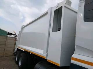 Nissan ud quester waste compactor in a great condition for sale