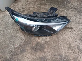Hyundai i20 grand headlight xenon  2022-2024 right side available.