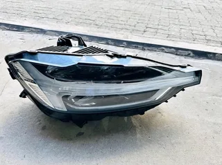 Volvo XC40 2018-2019 headlights available