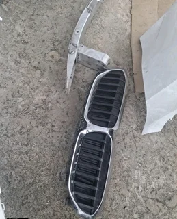Bmw G20 fenders headlights front bumper available.