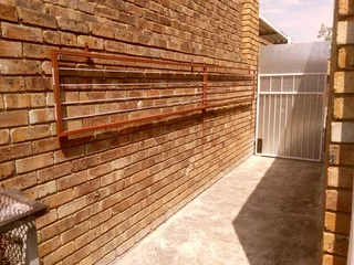 Room for rent Farrarmere 1 person furnished avail. 3 Dec  2025 1 person