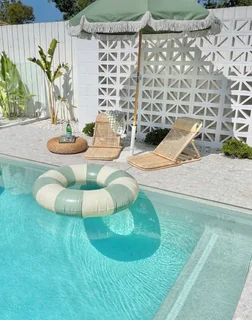 Breeze blocks and retainers