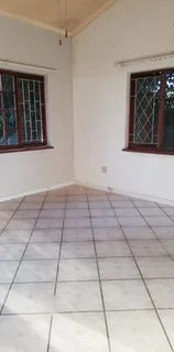 Victory Dr, Spacious 1 BR Cottage, INCLUDING UTILITIES, Secure Parking, Pool, Available Now