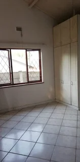 Victory Dr, Spacious 1 BR Cottage, INCLUDING UTILITIES, Secure Parking, Pool, Available Now