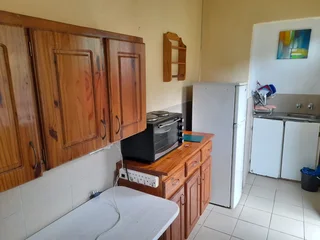 Roberts Pl, Cosey Bachelor Cottage FOR AN EMPLOYED LADY, incl Utilities.  Available Now.