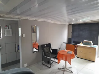 Pinegrove Pl, Bachelor Cottage for a Single Lady, Available 1 January