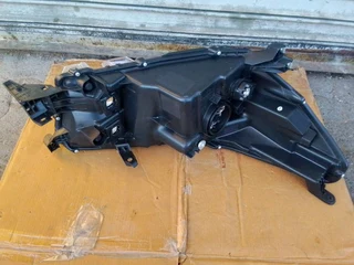 (2016-2020) TOYOTA HILUX GD6 LEFT SIDE NORMAL HEADLIGHT FOR SALE  .IN GOOD CONDITION.