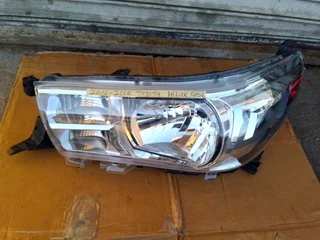 (2016-2020) TOYOTA HILUX GD6 LEFT SIDE NORMAL HEADLIGHT FOR SALE  .IN GOOD CONDITION.