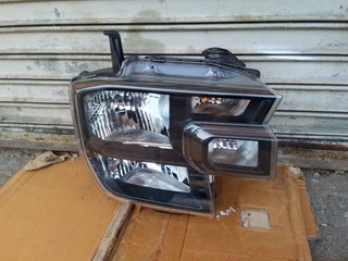( 2022-2024) FORD RANGER T9 RIGHT NORMAL HEADLIGHT FOR SALE ..IN GOOD CONDITION
