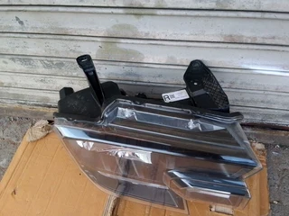 ( 2022-2024) FORD RANGER T9 RIGHT NORMAL HEADLIGHT FOR SALE ..IN GOOD CONDITION