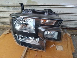 ( 2022-2024) FORD RANGER T9 RIGHT NORMAL HEADLIGHT FOR SALE ..IN GOOD CONDITION
