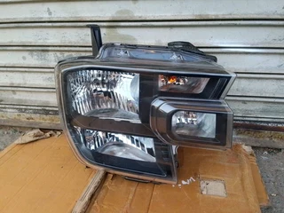 ( 2022-2024) FORD RANGER T9 RIGHT NORMAL HEADLIGHT FOR SALE ..IN GOOD CONDITION