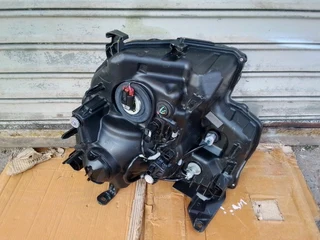 ( 2022-2024) FORD RANGER T9 RIGHT NORMAL HEADLIGHT FOR SALE ..IN GOOD CONDITION