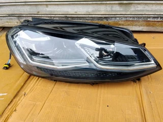 (2018-2021) VW GOLF 7.5 RIGHT SIDE LED XENON HEADLIGHT FOR SALE .IN GOOD CONDITION