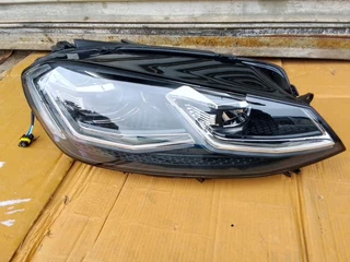(2018-2021) VW GOLF 7.5 RIGHT SIDE LED XENON HEADLIGHT FOR SALE .IN GOOD CONDITION