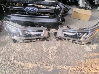 2021-2023 TOYOTA HILUX LEGEND BOTH SIDE XENON HEADLIGHT FOR SALE