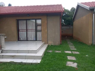 *A Spacious  One Bedroom Apartment Is Available 1st January in  Upper BirchAcres KemptonPark...