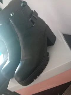 Black boot size 6