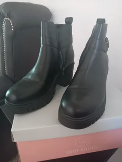 Black boot size 6