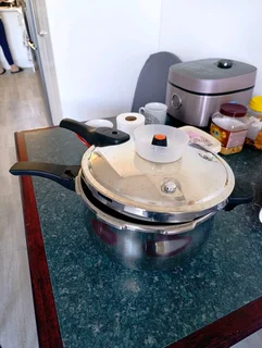 Bon voyage stainless steel 9 litre pressure cookers R550