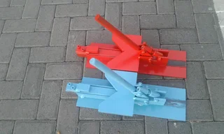 Aluminum window corner crimping machine