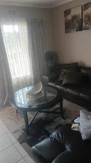 A bedroom to share in a 2 bedroom, 2 bathroom apartment for a lady to share in Radiokop,Rental 3300,