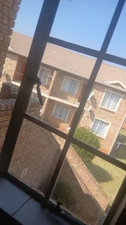 A bedroom to share in a 2 bedroom, 2 bathroom apartment for a lady to share in Radiokop,Rental 3300,
