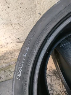 1x 275 40 22 Continental tyre with 95% treads available for sale