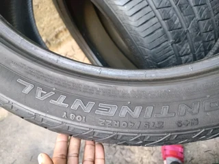 1x 275 40 22 Continental tyre with 95% treads available for sale