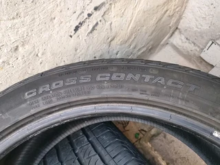 1x 275 40 22 Continental tyre with 95% treads available for sale