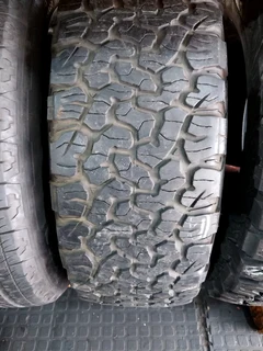1x 265 70 17 bf Goodrich ko2 tyre with good treads available for sale