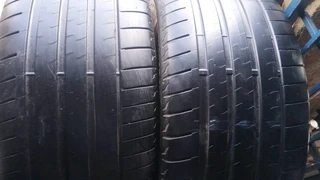 2x 285 40 22 Bridgestone tyres with good treads available for sale