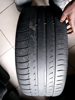 1x 275 45 20 Michelin tyre with good treads available for sale