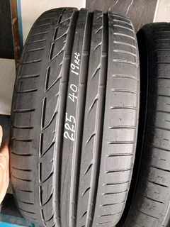 1x 225 40 19 tyres with good treads available for sale