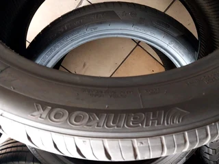 2x 275 40 21 Hankook run flat tyres with good treads available for sale