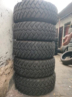 5x 285 70 17 Maxxis razr mt tyres 1new and 4 are 90% treads available