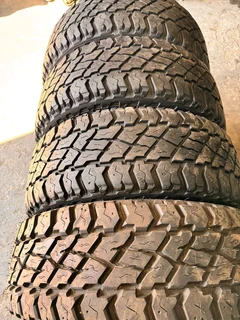 5x 285 70 17 cooper discoverer STT tyres with good treads available for sale