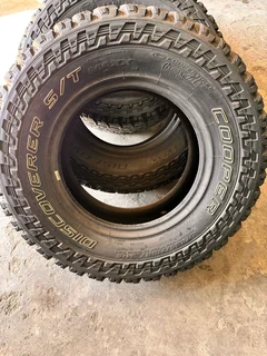5x 285 70 17 cooper discoverer STT tyres with good treads available for sale