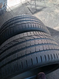2x 295 35 21 pirelli tyres with good treads available for sale