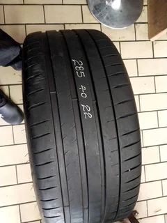 One clean 285 40 23 michelin tyre with 90% treads available for sale