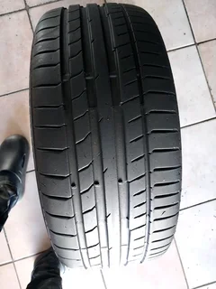 1x 225 40 18 Continental normal tyre with 90% treads available
