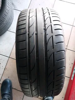 1x 225 40 19 Bridgestone normal tyre with 98% treads available for sale