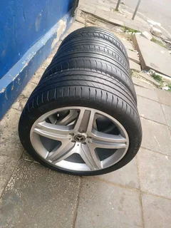 A clean set of 21inch OEM Mercedes ML mags available for sale